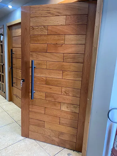 Porta Pivotante Maciça Angelim Modelo Tijolão