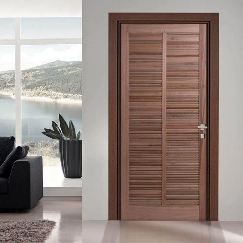 Porta de Madeira Maciça Eucalipto Veneziana com Batente e Fechadura