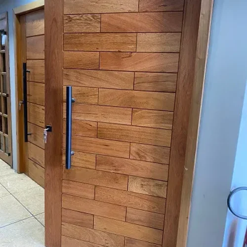 Porta Pivotante Maciça Angelim Modelo Tijolão